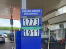 Da martedì 1° agosto scatta l'obbligo per i benzinai di esporre il prezzo medio regionale del carburante
