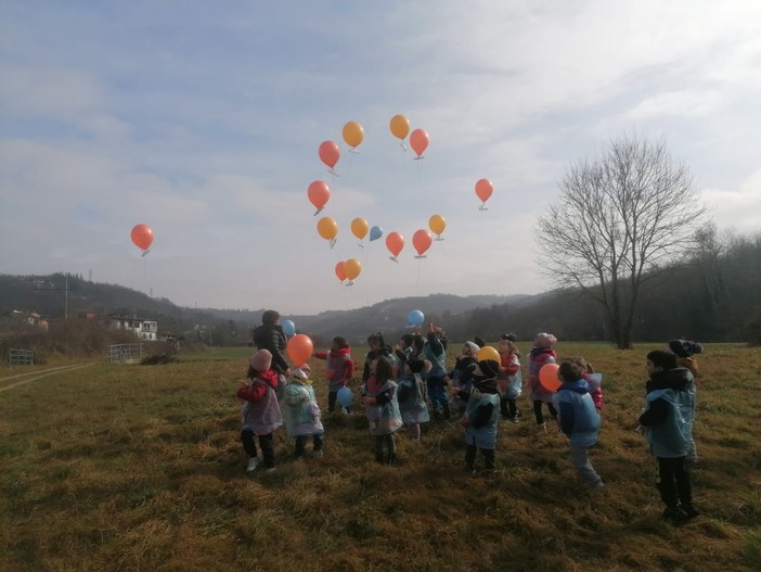 Messaggi dei bambini della scuola di Sale Langhe in volo fino a Finale Ligure