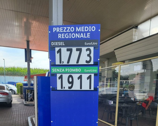 Da martedì 1° agosto scatta l'obbligo per i benzinai di esporre il prezzo medio regionale del carburante