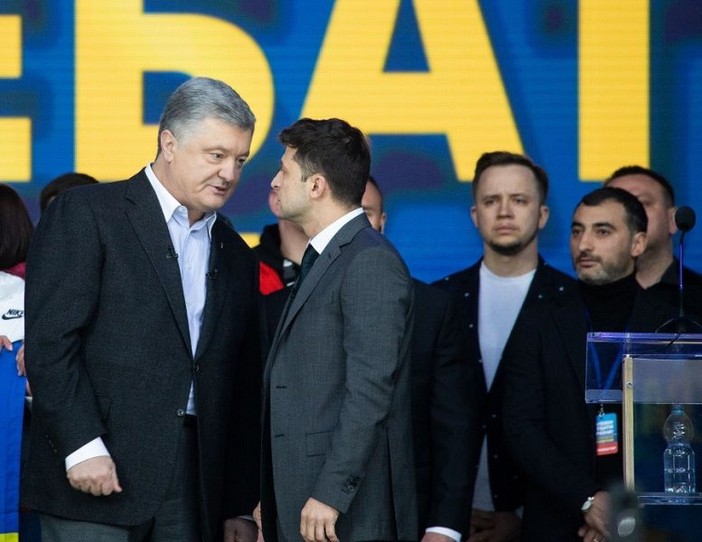 Critiche a Zelensky per la decisione di sanzionare l’ex presidente