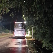 A Cuneo pullman turistico colpito da un grosso ramo di rientro da un viaggio: danni ma nessun ferito