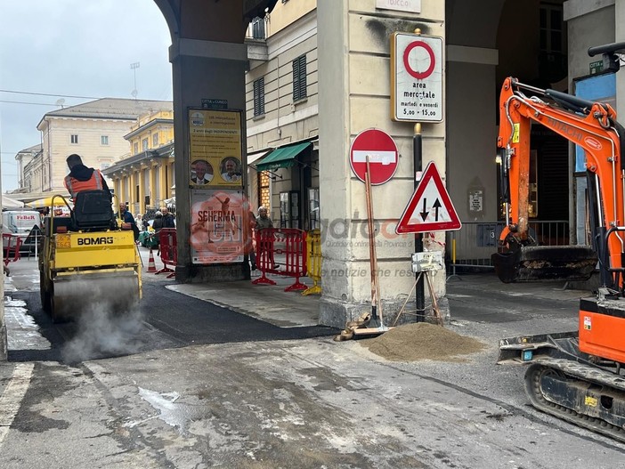 Si asfalta il passaggio tra piazza Galimberti e via Pascal: intervento d'urgenza per la Fiera del Marrone