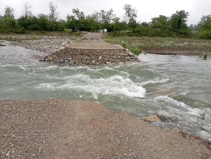 Ormai praticamente distrutta la pedancola sul torrente Gesso