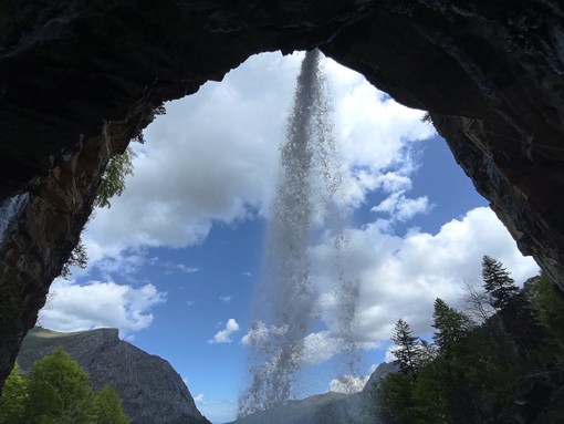 Il Pis del Pesio è alla sua massima potenza: è la stagione perfetta per ammirare la cascata