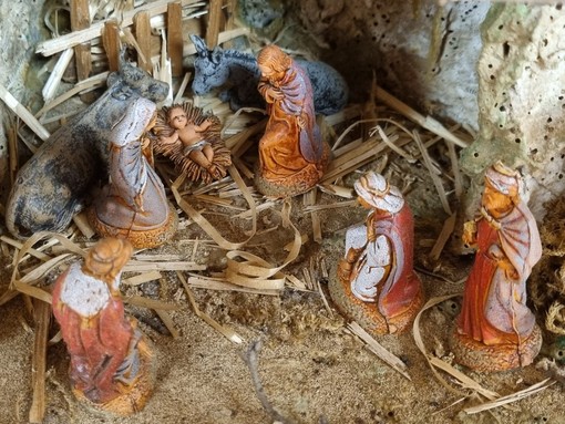 Il presepe allestito in una corsia dell’Ospedale “Michele e Pietro Ferrero” di Verduno