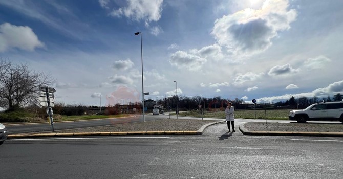 Il passaggio pedonale cancellato, dove arrivano due piste ciclabili. E' sulla Bovesana, verso la Est Ovest