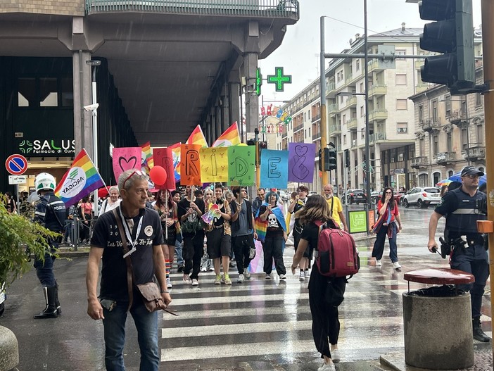 I portici salvano il Cuneo Pride: il temporale non ferma la rumorosa e colorata sfilata [FOTO e VIDEO]