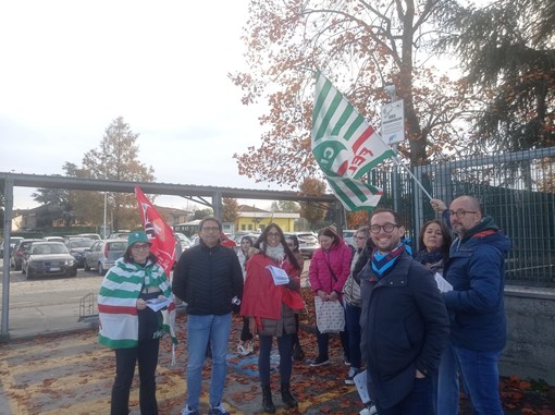 “Due lavoratori su tre sono precari”, presidiano i somministrati davanti ai cancelli della Giovanni Rana di Moretta