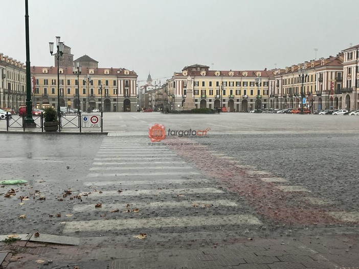 Piazza Galimberti sotto il nubifragio