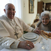 Il Santo Padre con la cugina nel corso della sua visita astigiana (ph. Vatican Media)