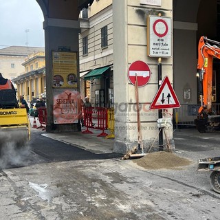 Si asfalta il passaggio tra piazza Galimberti e via Pascal: intervento d'urgenza per la Fiera del Marrone