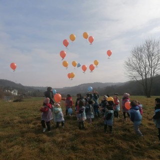 Messaggi dei bambini della scuola di Sale Langhe in volo fino a Finale Ligure