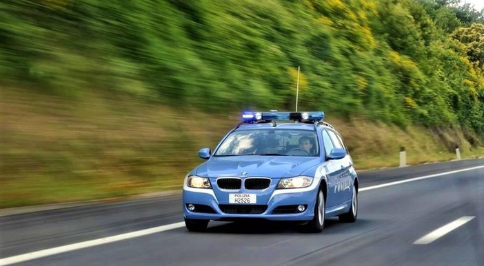 Minaccia di togliersi la vita sul viadotto del raccordo autostradale di Fossano: salvato dagli agenti della Polizia Stradale