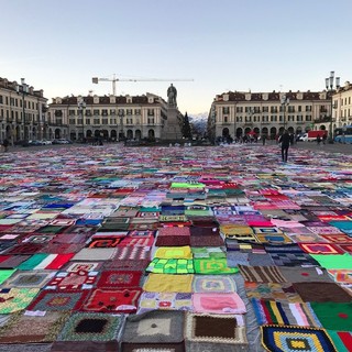 Grazie alle coperte che hanno colorato piazza Galimberti, a Cuneo ora c'è la &quot;casa delle donne&quot;