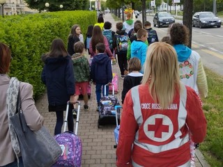 I bambini sono accompagnati lungo il tragitto, in una settimana in cui ci sarà anche da divertirsi imparando