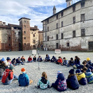 L’emozione di lupette e lupetti del gruppo Scout Agesci «saluzzo 1» per il momento della promessa negli splendidi castelli di Lagnasco