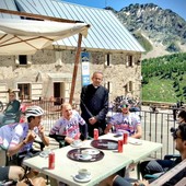 Pogačar si fa benedire a Sant'Anna di Vinadio e sogna la doppietta Giro-Tour