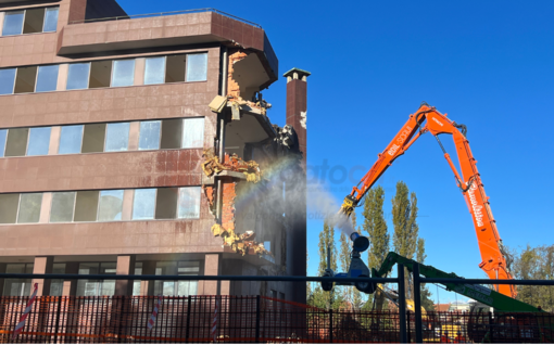 Un'immagine dell'abbattimento dell'edificio dell'ex provveditorato agli studi di Cuneo