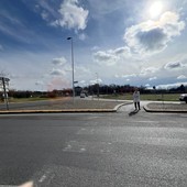 Il passaggio pedonale cancellato, dove arrivano due piste ciclabili. E' sulla Bovesana, verso la Est Ovest