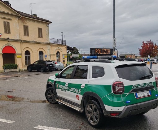 Guida con la patente sospesa dopo aver provocato diversi incidenti: donna di Centallo fermata dalla polizia locale