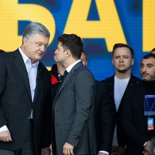 Critiche a Zelensky per la decisione di sanzionare l’ex presidente