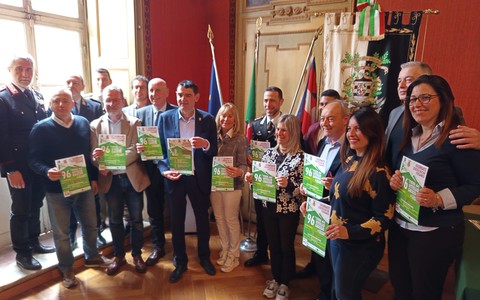 Foto di gruppo al termine della conferenza stampa