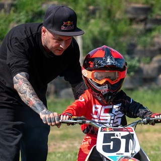 Nella foto Paolo Isaia con il figlio Noah di appena 4 anni e già pilota in pista