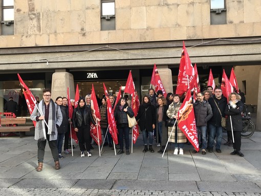 Nel giorno del Black Friday, scioperano i dipendenti di Zara Cuneo: &quot;Tirate fuori i soldi, qui parliamo di dignità&quot; [VIDEO]