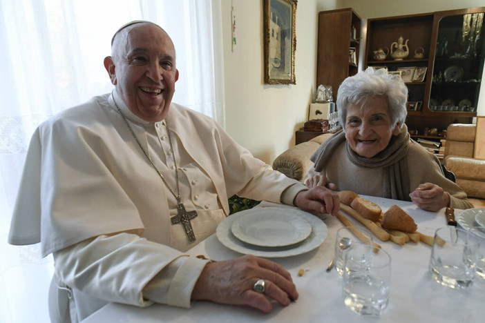 Il Santo Padre con la cugina nel corso della sua visita astigiana (ph. Vatican Media)