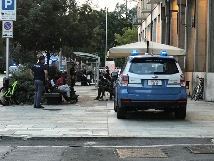 Nuova serata di controlli nella zona della stazione di Cuneo: identificate 60 persone [FOTO]