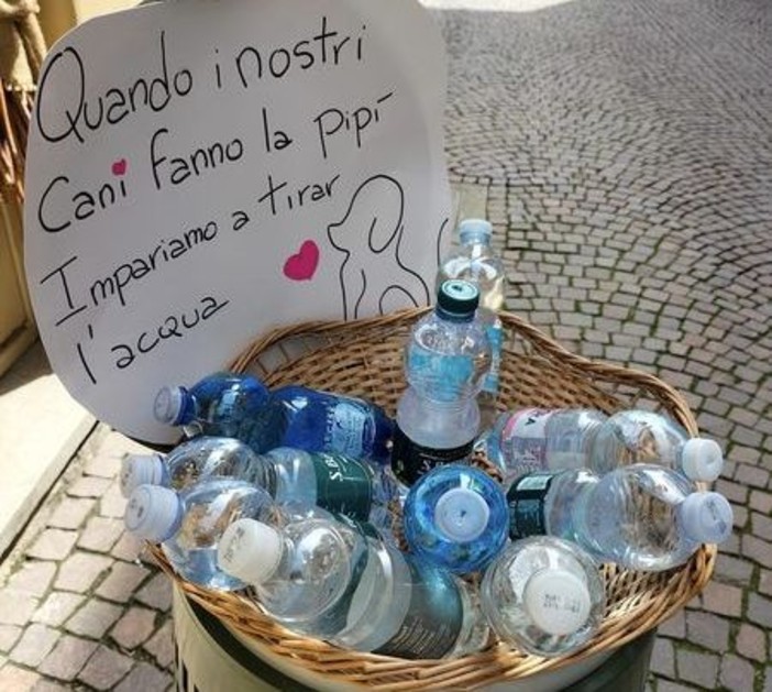 Saluzzo, in via Gualtieri bottigliette d'acqua a disposizione dei passanti da versare sulla pipì dei cani