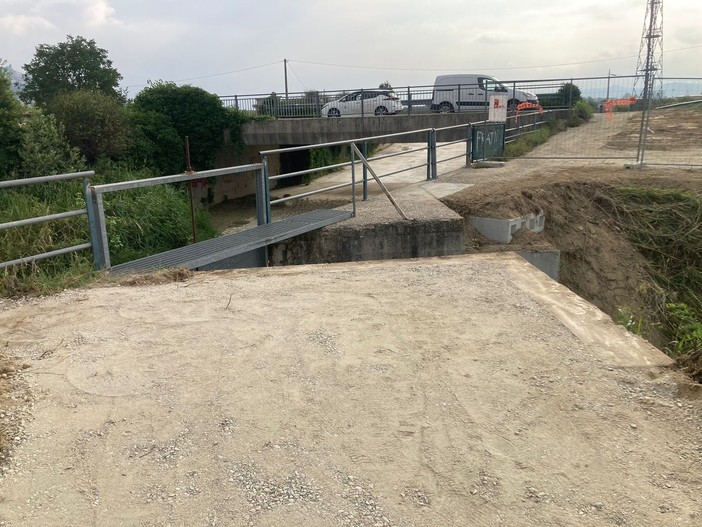 La passerella sul Riddone a Mussotto d'Alba sta prendendo forma. Sarà pronta per settembre