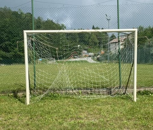 Polemiche a Roburent per la rimozione della porta da calcio al parco degli Odassi