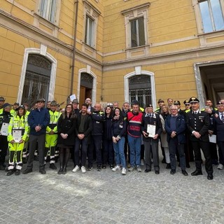 Nastrini e attestati a Mondovì per ringraziare i volontari e la Polizia locale per il servizio svolto durante l'emergeza Covid [FOTOGALLERY]