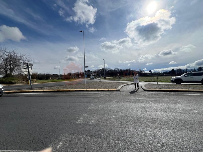 Il passaggio pedonale cancellato, dove arrivano due piste ciclabili. E' sulla Bovesana, verso la Est Ovest