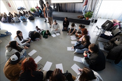 Gli studenti del progetto Giovani Wannabe nella plenaria svoltasi lo scorso 24 aprile presso lo spazio Varco a Cuneo