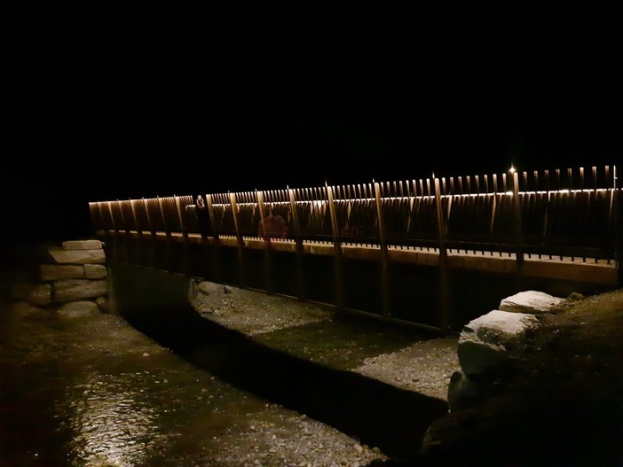Il ponte fotografato in notturna, per apprezzarne anche l'illuminazione