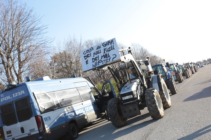 Manifestazione dei lavoratori del comparto agricolo a Cuneo: divieti in corso Nizza e piazza Galimberti