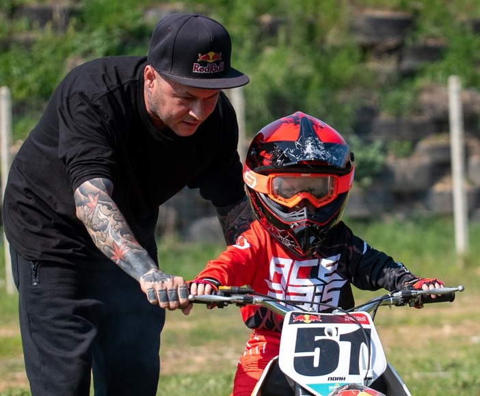 Nella foto Paolo Isaia con il figlio Noah di appena 4 anni e già pilota in pista