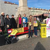 Letture e riflessioni davanti alla panchina rossa adottata dall'Ordine degli avvocati di Cuneo