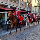 La sfilata dei Babbi Natale a cavallo a Bra