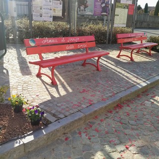 &quot;Senza il sorriso delle donne il mondo sarebbe eternamente buio&quot;: due panchine rosse in frazione Macellai a Pocapaglia