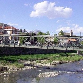 Il fiume Bormida in pieno centro a Cortemilia. Presto importanti lavori idraulici e di messa in sicurezza spondale