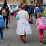 Alba sperimenta la &quot;strada scolastica” davanti alla scuola primaria &quot;Umberto Sacco&quot;. Modifiche temporanee alla viabilità in via Vuillermin