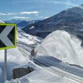 Freddo e nevicate a bassa quota a partire da domenica (nella foto di repertorio mezzi spalaneve al Maddalena)