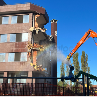 Un'immagine dell'abbattimento dell'edificio dell'ex provveditorato agli studi di Cuneo