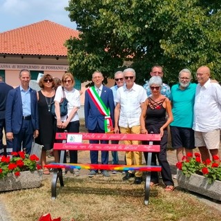 A Salmour è stata inaugurata la nuova panchina rossa del paese