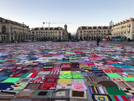 Grazie alle coperte che hanno colorato piazza Galimberti, a Cuneo ora c'è la &quot;casa delle donne&quot;