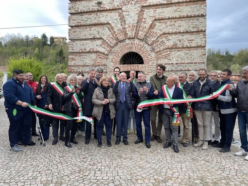 Farigliano ha la sua torre civica panoramica con una vista a 360° dalle Langhe alle Alpi