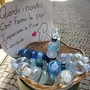 Saluzzo, in via Gualtieri bottigliette d'acqua a disposizione dei passanti da versare sulla pipì dei cani